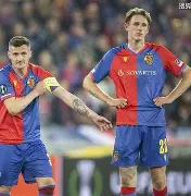 曼联43险胜狼队   曼联43险胜狼队